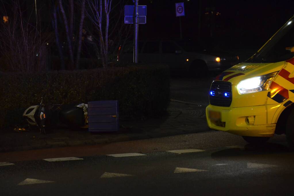 Aanrijding tussen bezorgscooter en auto