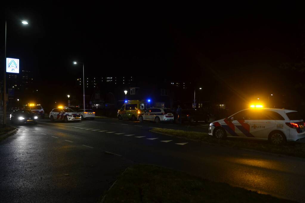 Aanrijding tussen bezorgscooter en auto