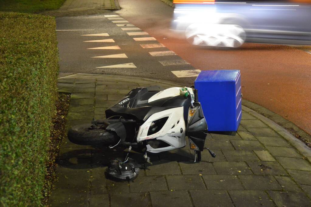 Aanrijding tussen bezorgscooter en auto