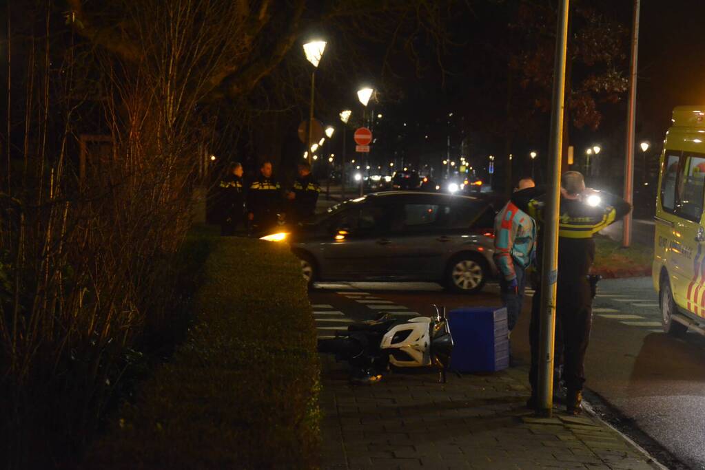 Aanrijding tussen bezorgscooter en auto