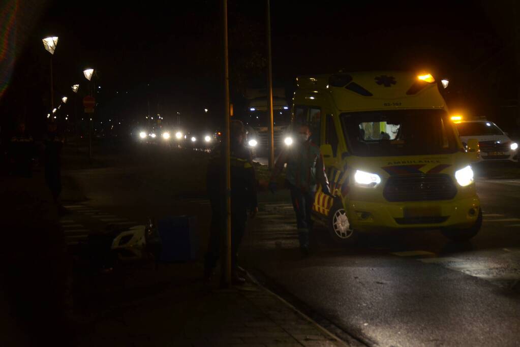 Aanrijding tussen bezorgscooter en auto