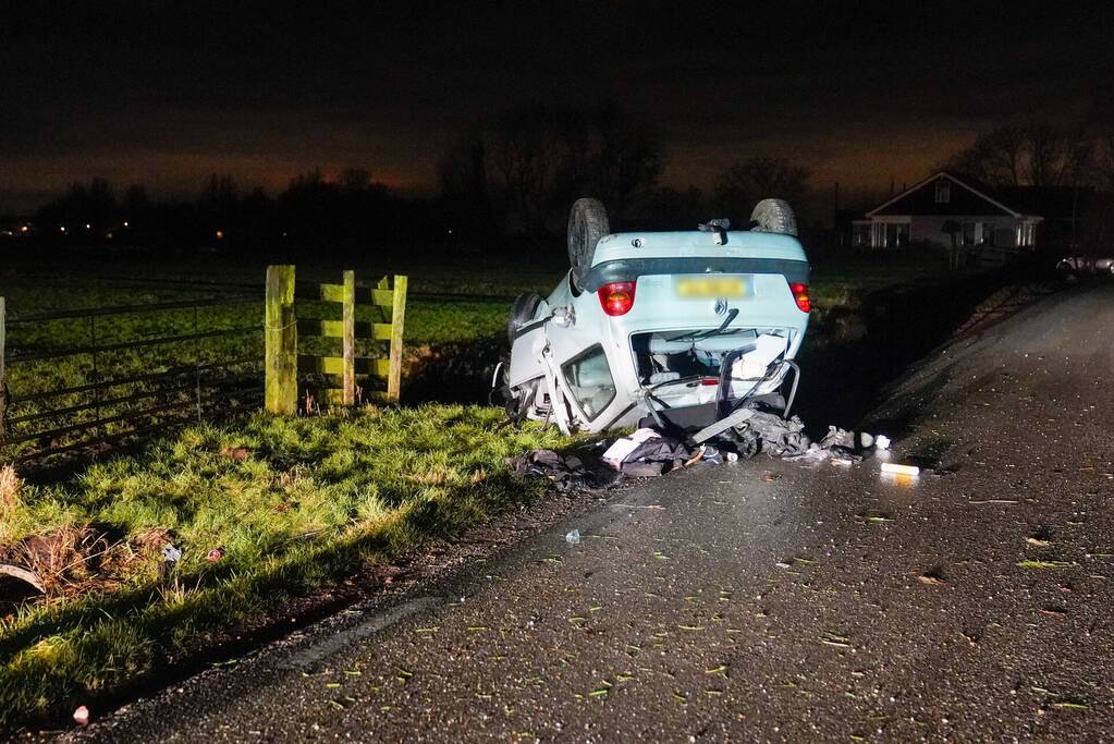 Auto belandt op op zijn kop