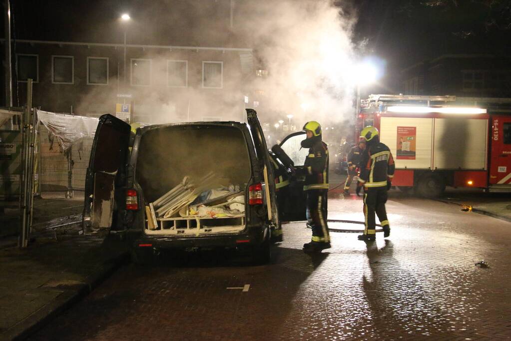 Bestelbus zwaar beschadigd door brand