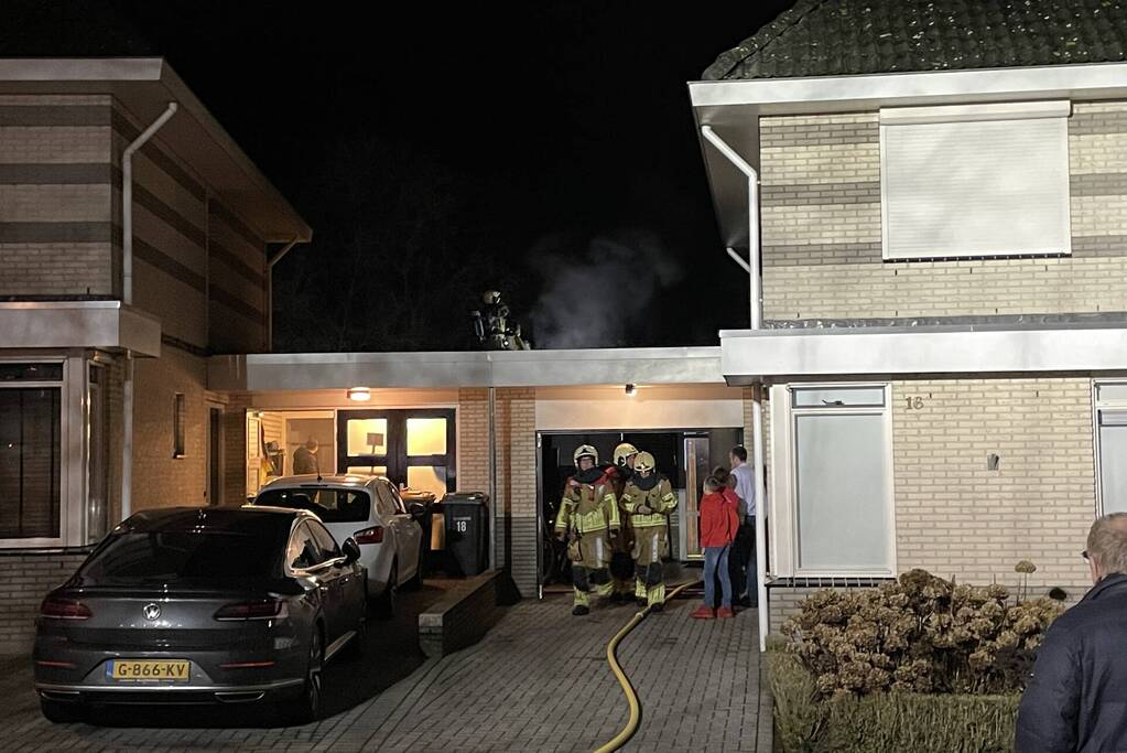 Flinke rookontwikkeling door brand in schuur