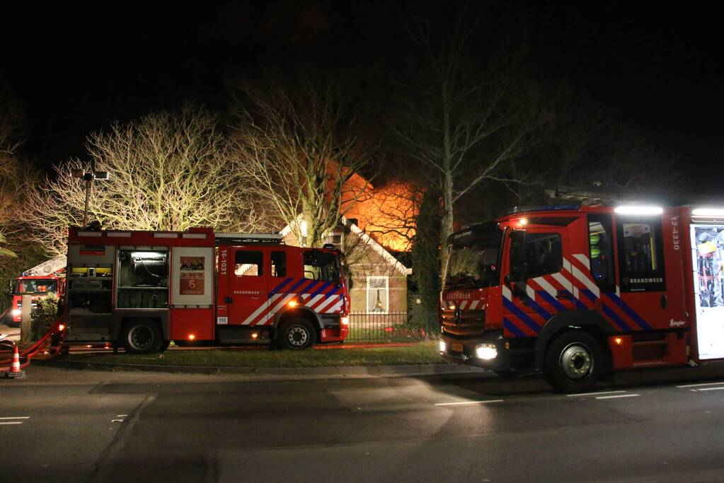 Grote uitslaande brand in bedrijfspand