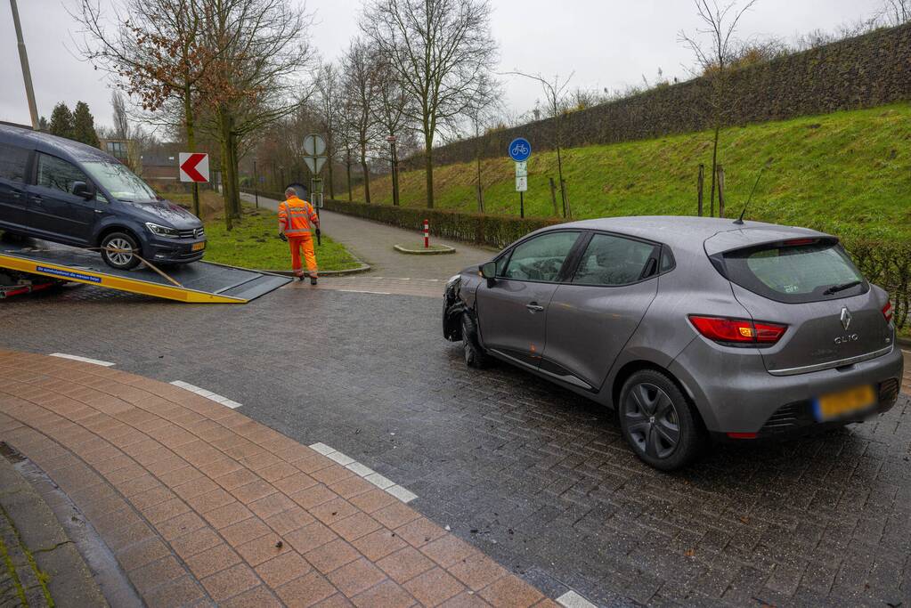 Bestuurder neemt bocht te ruim en veroorzaakt botsing