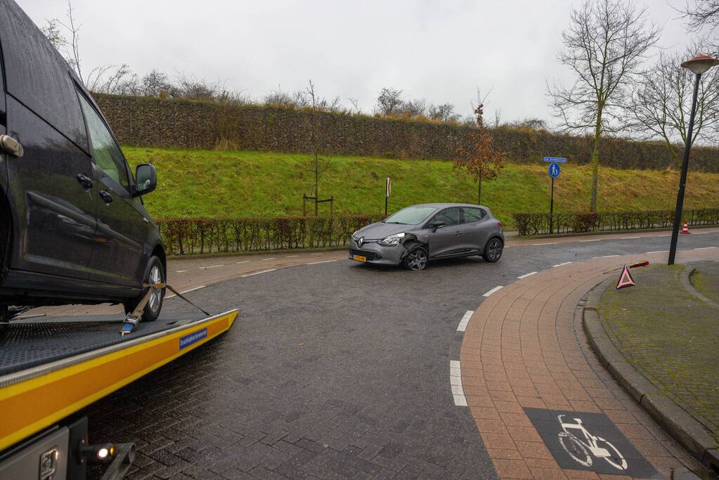 Bestuurder neemt bocht te ruim en veroorzaakt botsing