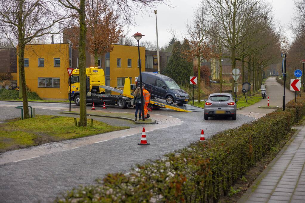 Bestuurder neemt bocht te ruim en veroorzaakt botsing