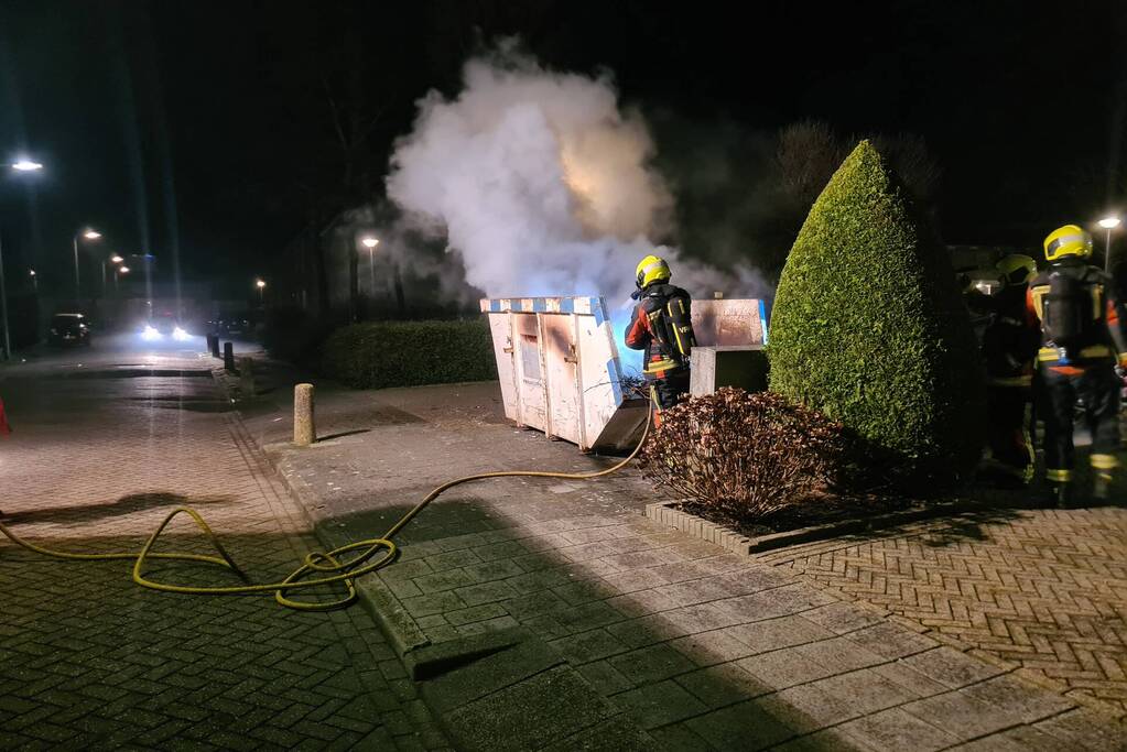 Inhoud bouwcontainer vliegt in brand