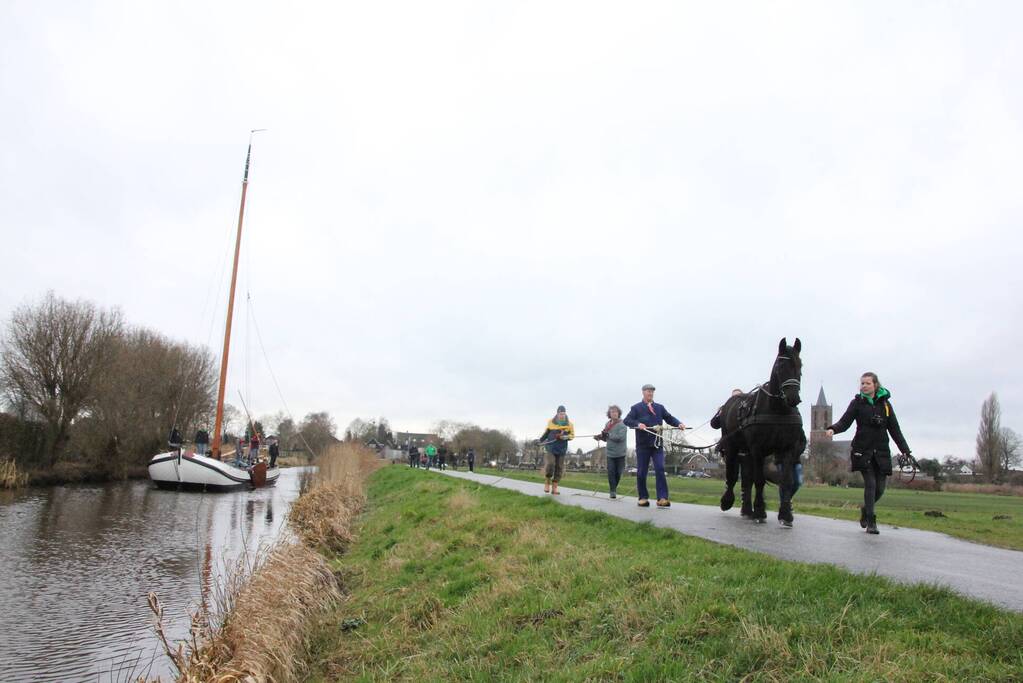 Skûtsje met paard teruggebracht naar ligplek