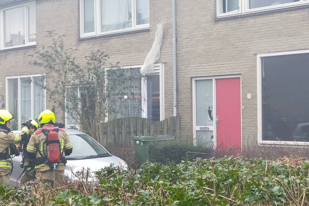 Brand in schutting slaat over naar woning