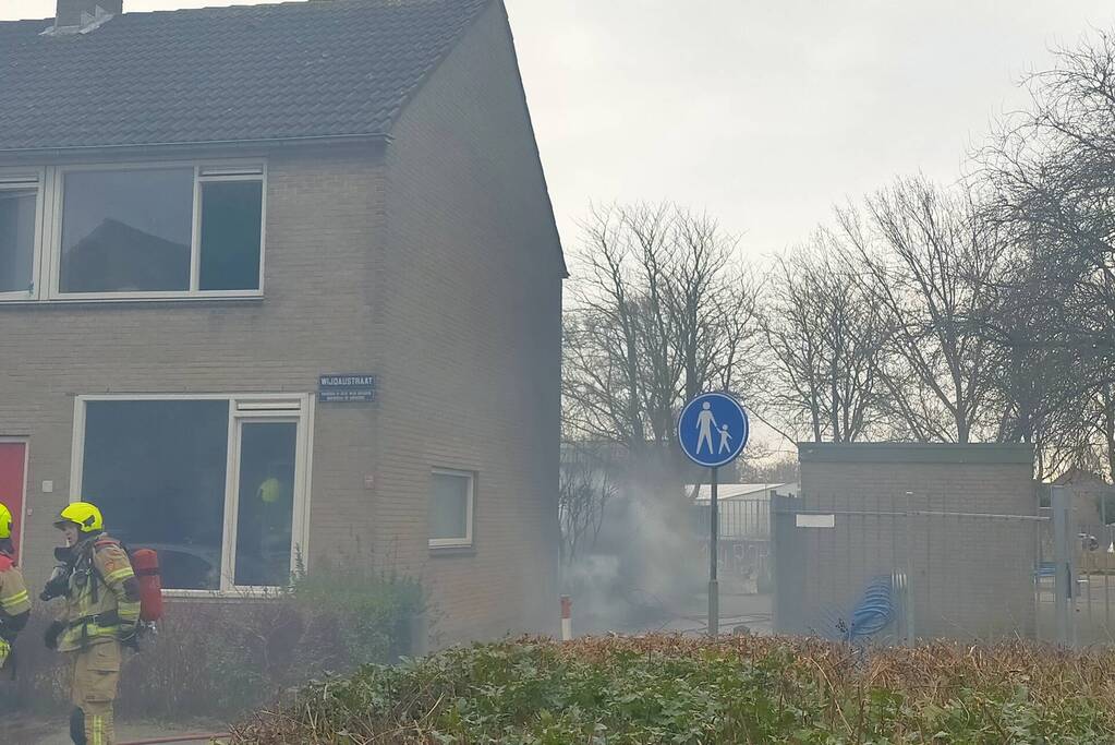 Brand in schutting slaat over naar woning