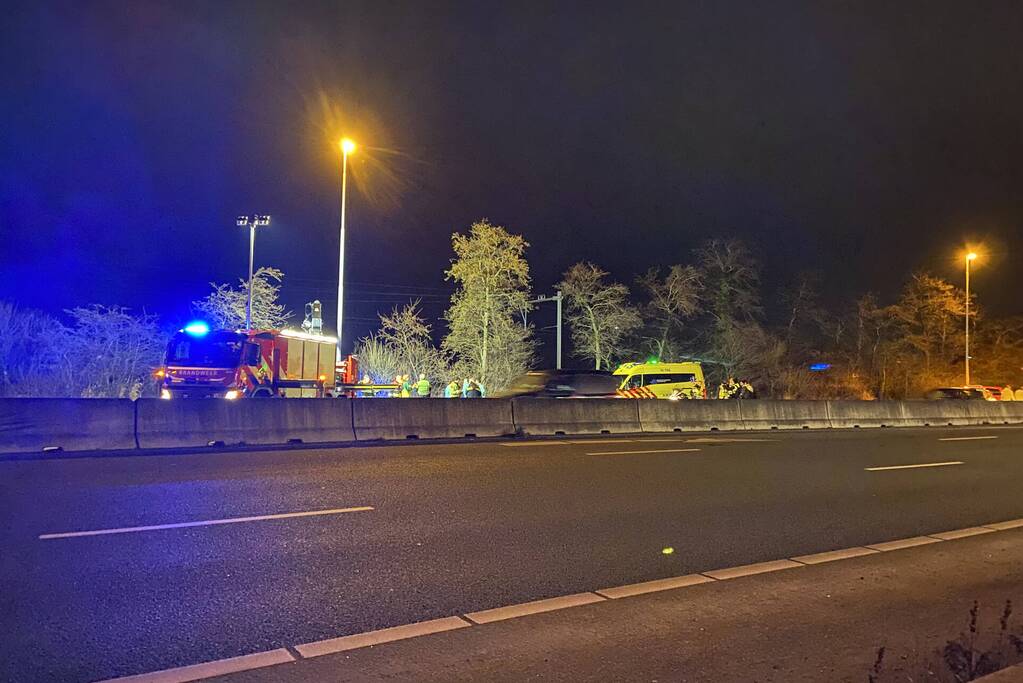 Auto belandt in sloot langs snelweg