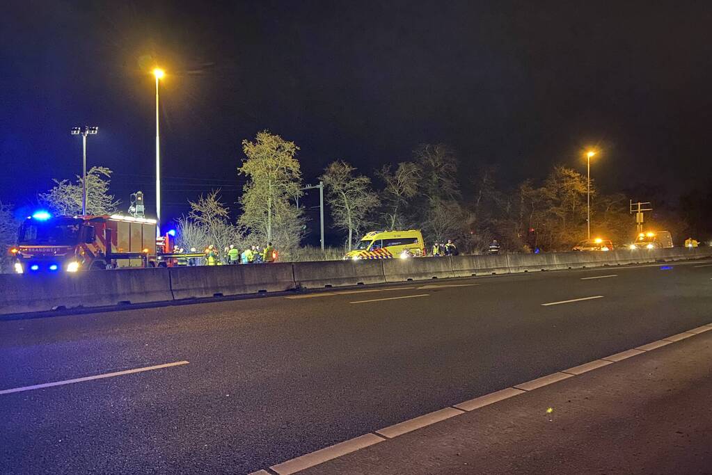 Auto belandt in sloot langs snelweg