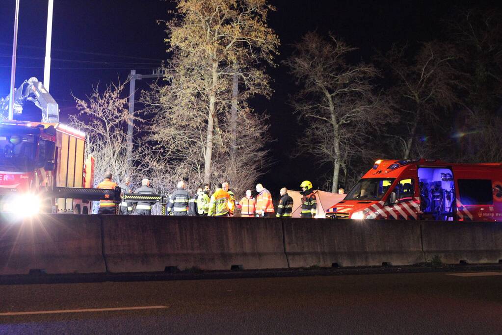 Auto belandt in sloot langs snelweg