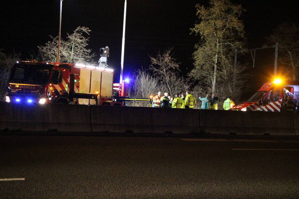 Auto belandt in sloot langs snelweg