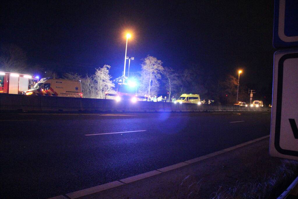 Auto belandt in sloot langs snelweg