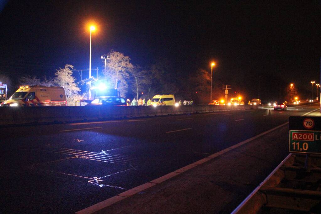 Auto belandt in sloot langs snelweg