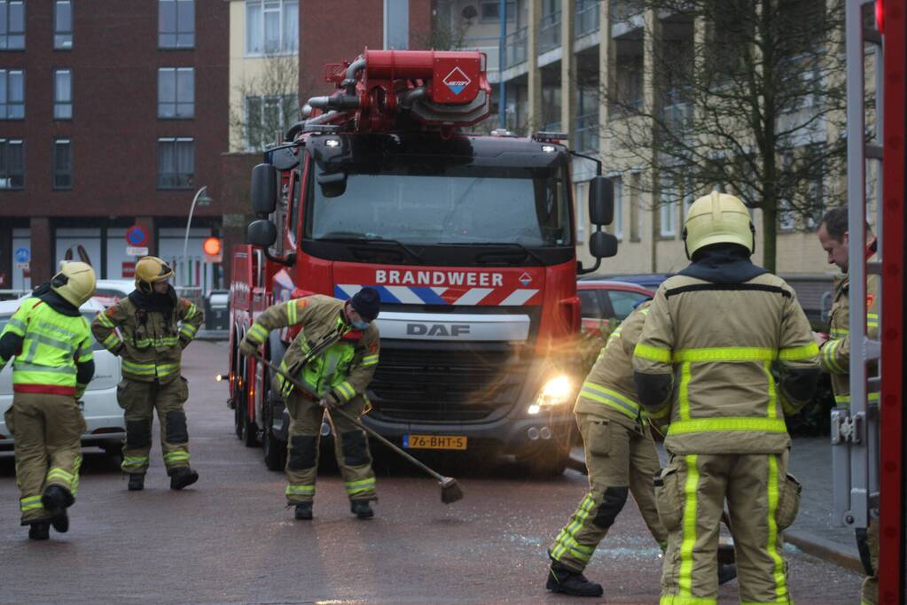 Weggewaaide tafel hangt gevaarlijk over balkonrand