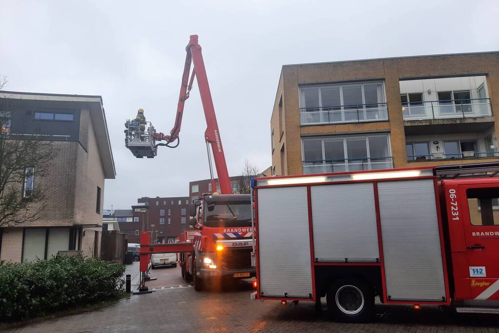 Weggewaaide tafel hangt gevaarlijk over balkonrand