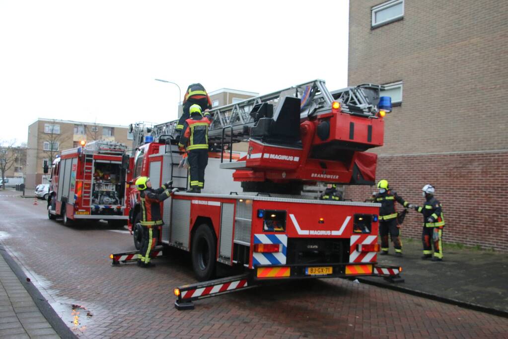 Brandweer verwijderd bevestigingsmateriaal van dak