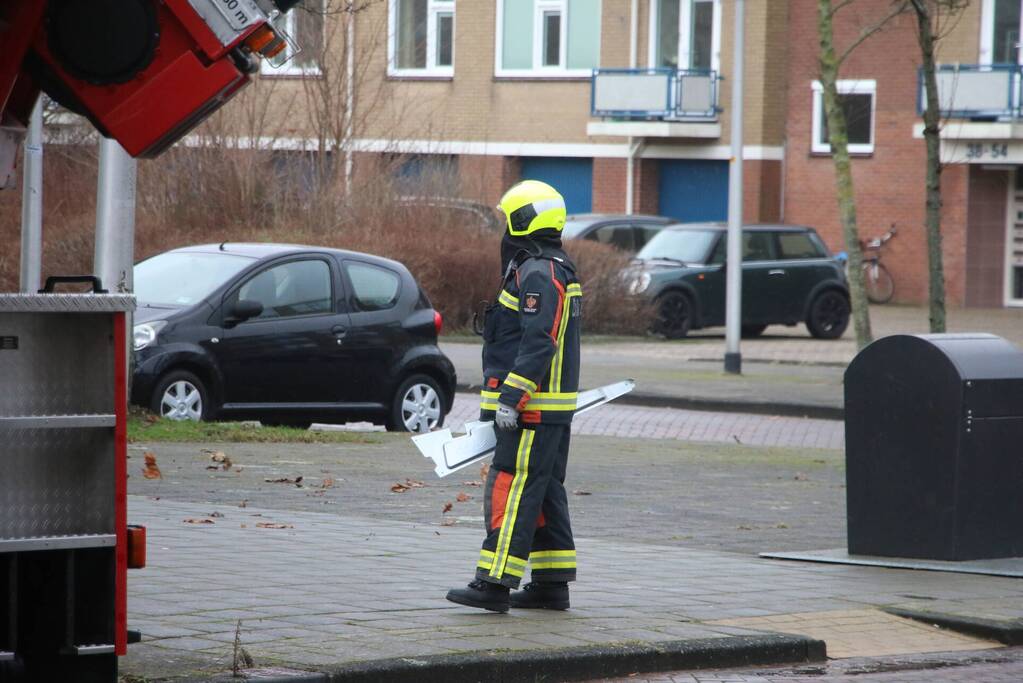 Brandweer verwijderd bevestigingsmateriaal van dak