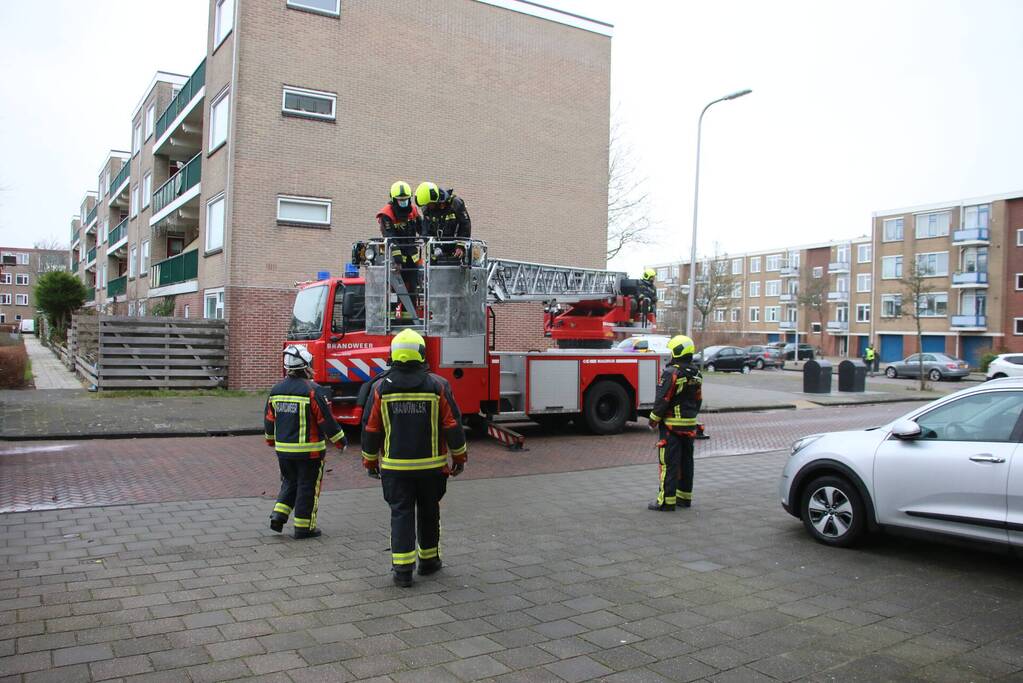 Brandweer verwijderd bevestigingsmateriaal van dak