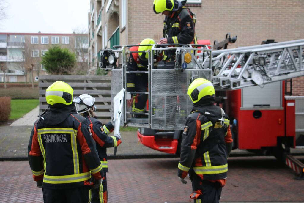 Brandweer verwijderd bevestigingsmateriaal van dak