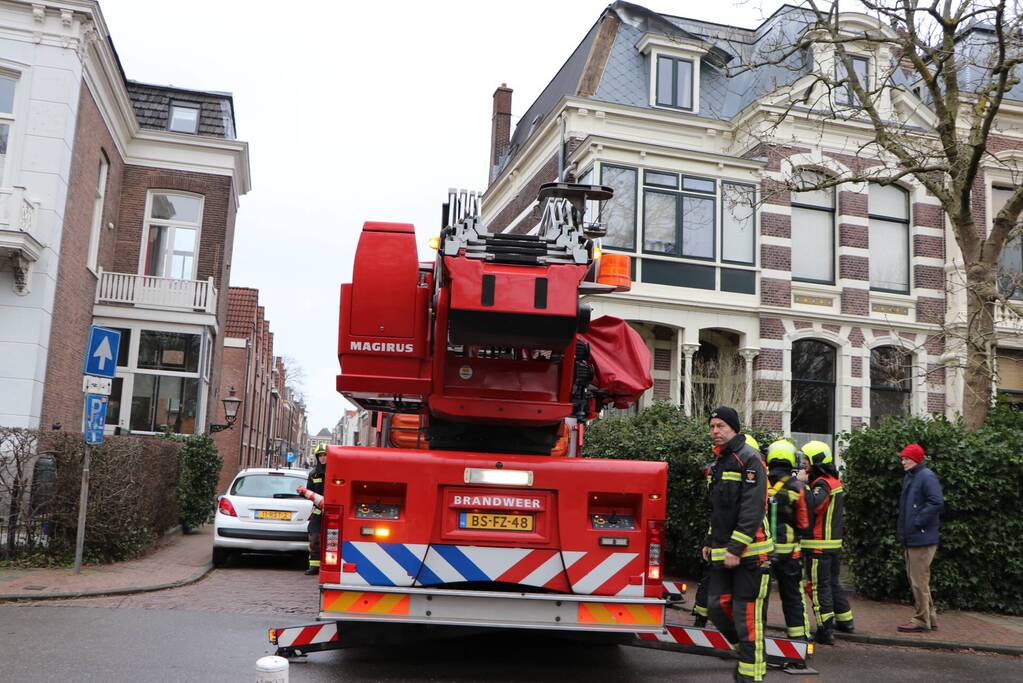 Stuk dakleer waait los van woning