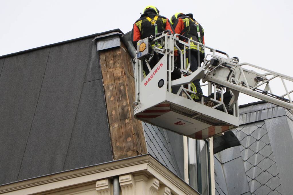 Stuk dakleer waait los van woning