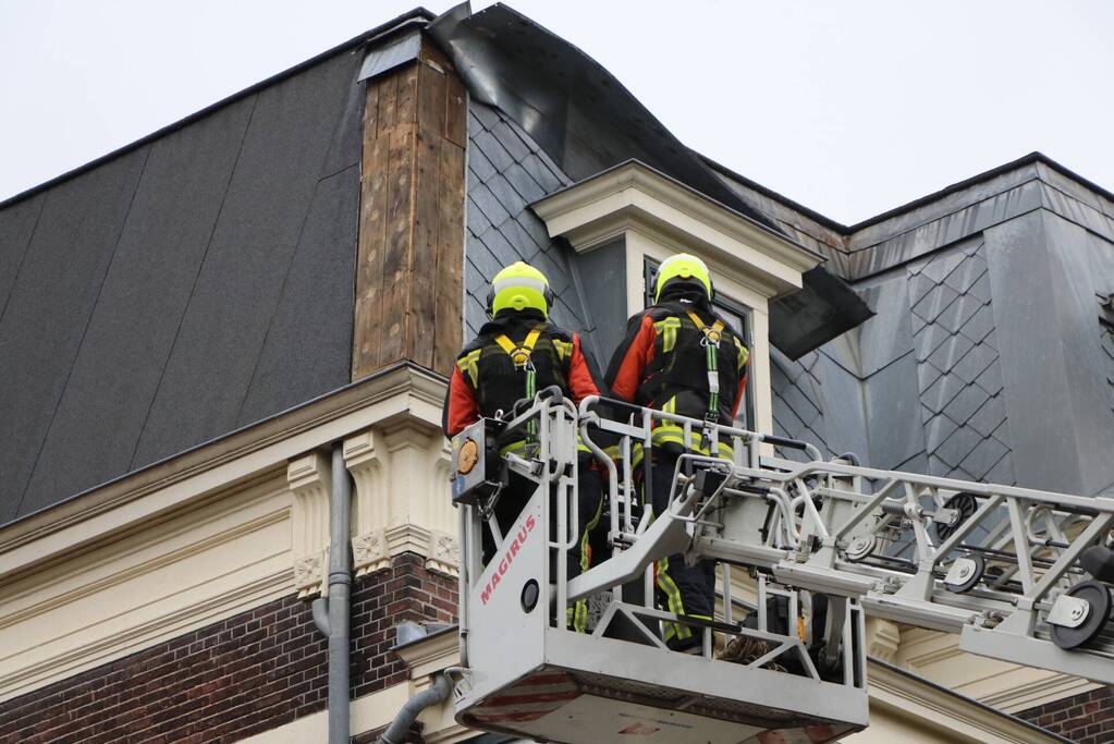 Stuk dakleer waait los van woning