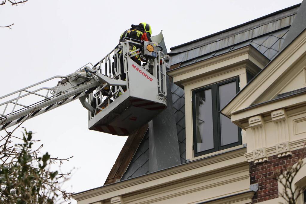 Stuk dakleer waait los van woning