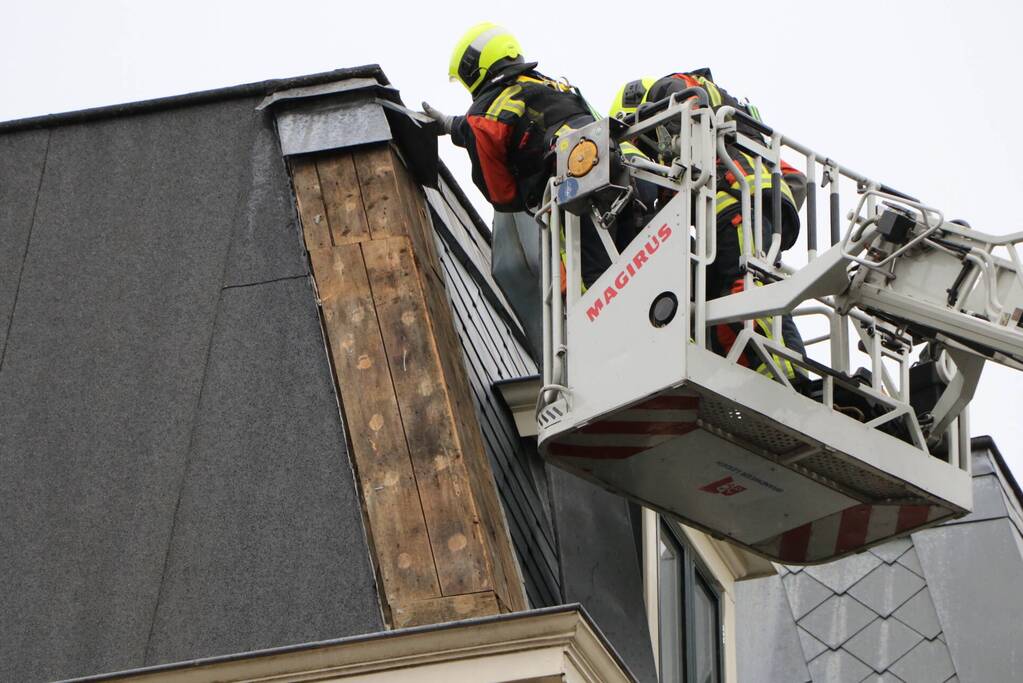 Stuk dakleer waait los van woning