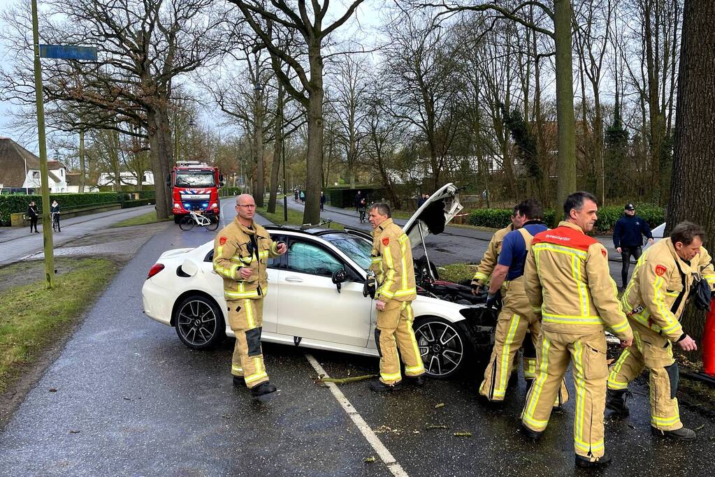 Mercedes-Benz botst op fietser en knalt op boom