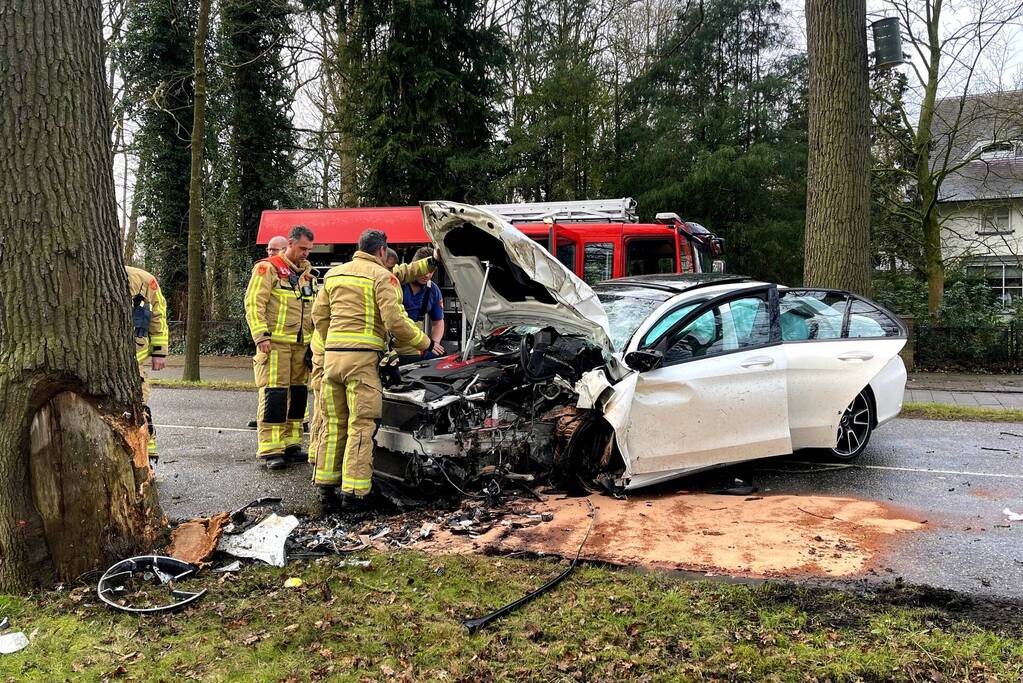 Mercedes-Benz botst op fietser en knalt op boom