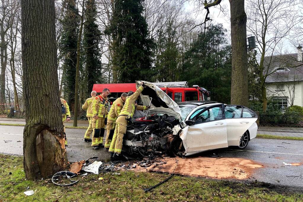 Mercedes-Benz botst op fietser en knalt op boom