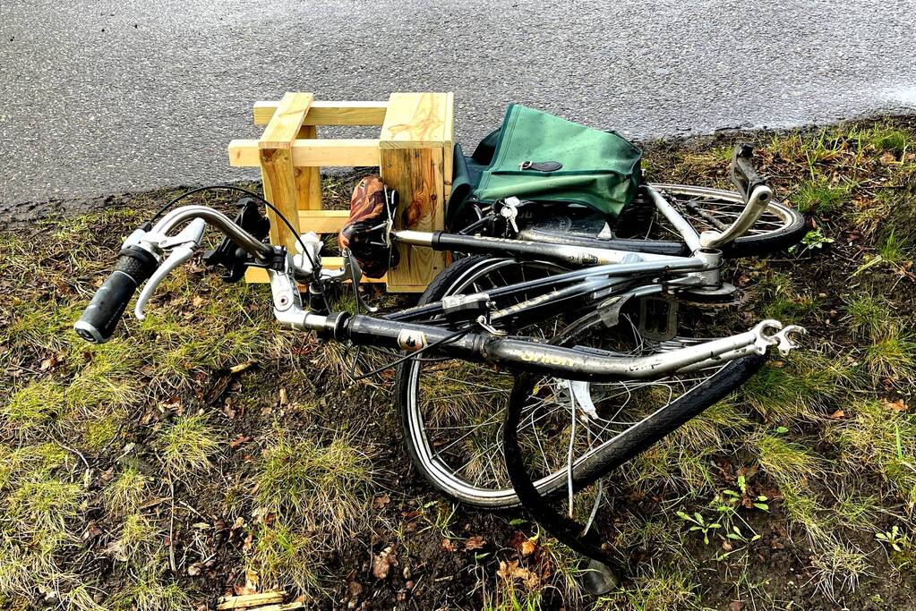 Mercedes-Benz botst op fietser en knalt op boom