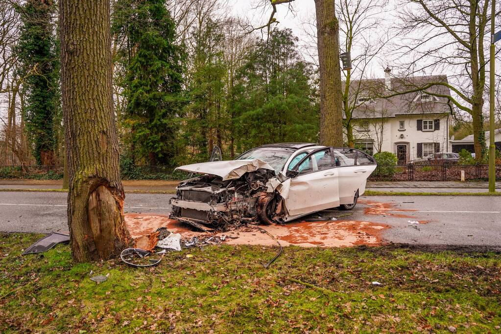 Mercedes-Benz botst op fietser en knalt op boom