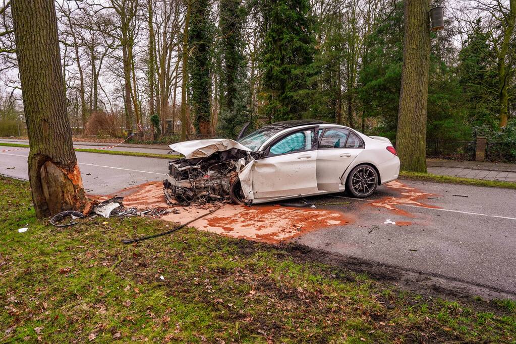 Mercedes-Benz botst op fietser en knalt op boom