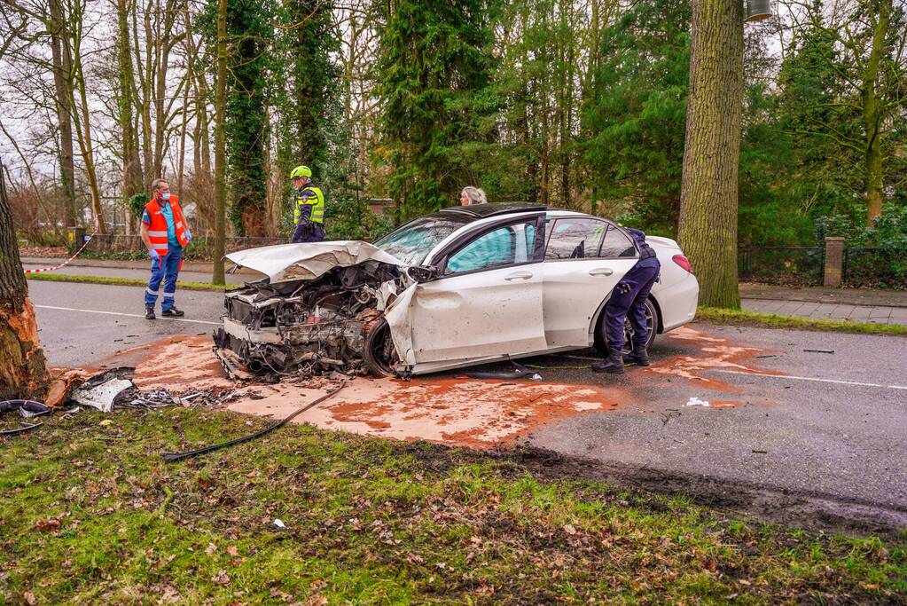 Mercedes-Benz botst op fietser en knalt op boom