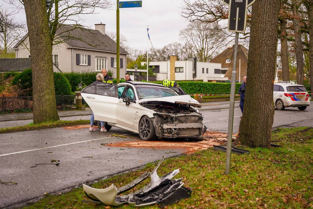 Mercedes-Benz botst op fietser en knalt op boom