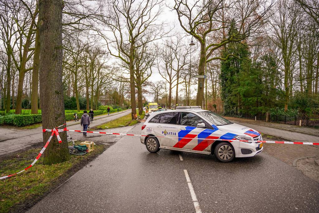 Mercedes-Benz botst op fietser en knalt op boom