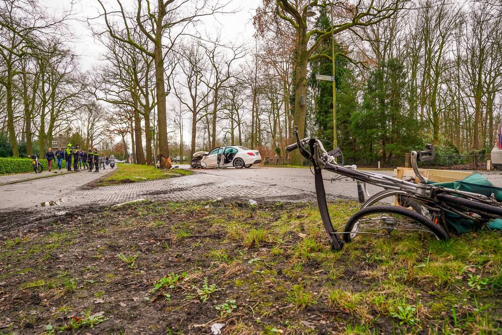 Mercedes-Benz botst op fietser en knalt op boom