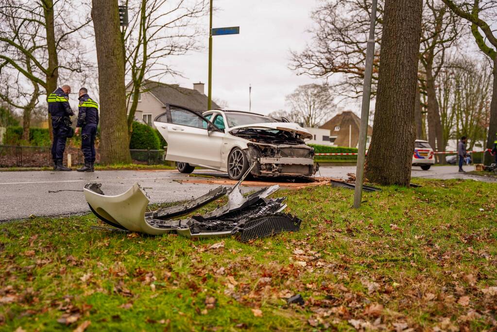 Mercedes-Benz botst op fietser en knalt op boom