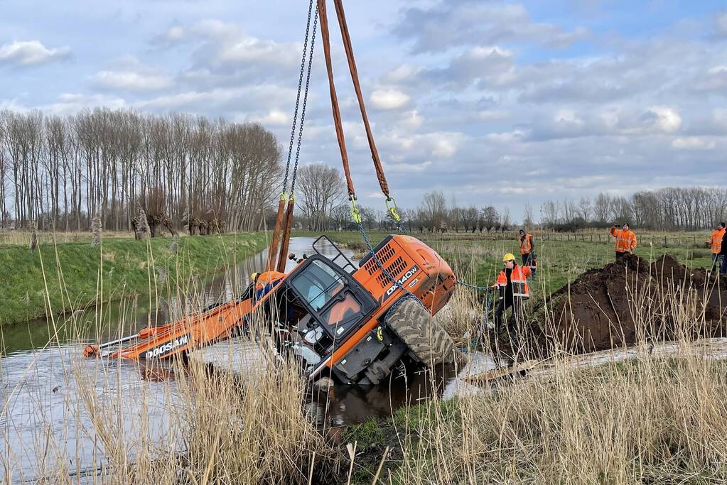 Graafmachine belandt in sloot