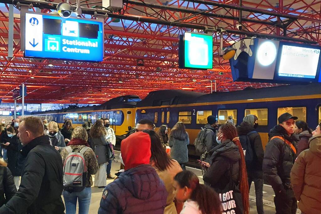 Enorme drukte op station door treinuitval