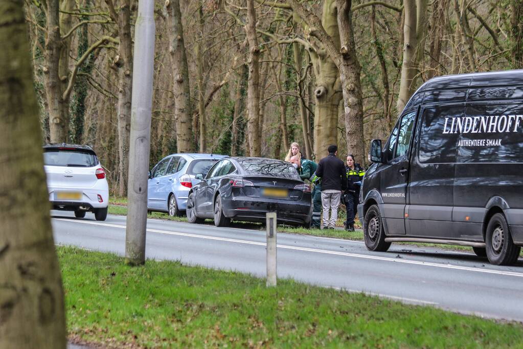 Schade na kettingbotsing tussen meerdere voertuigen