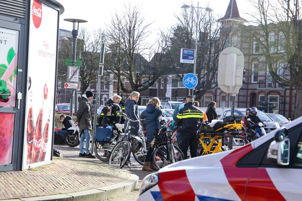 Fietser en scooter botsen tegen elkaar