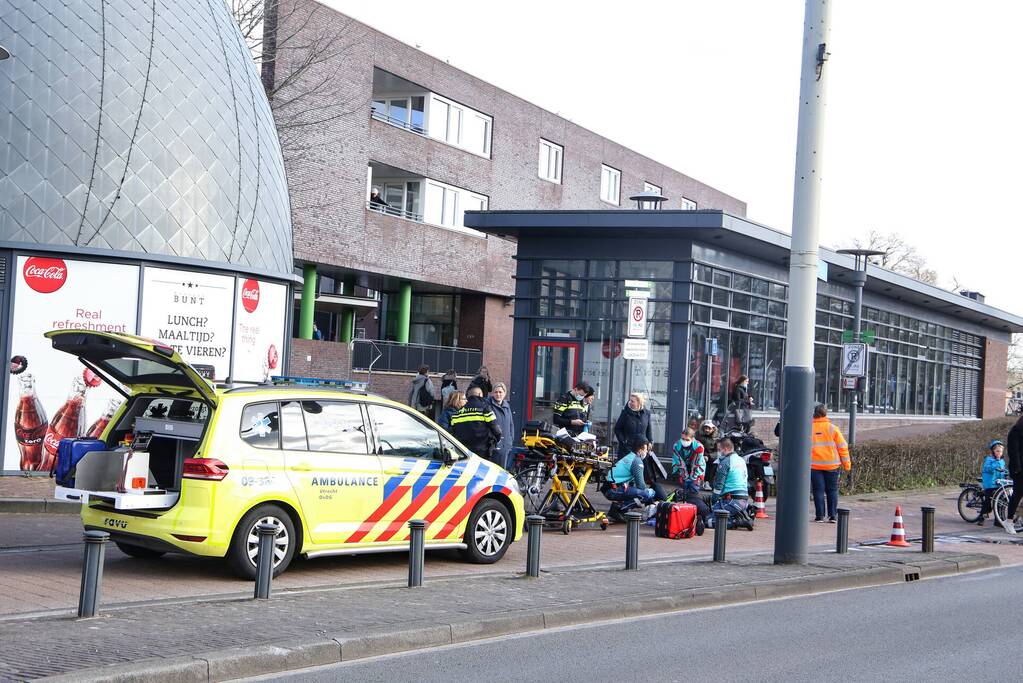 Fietser en scooter botsen tegen elkaar