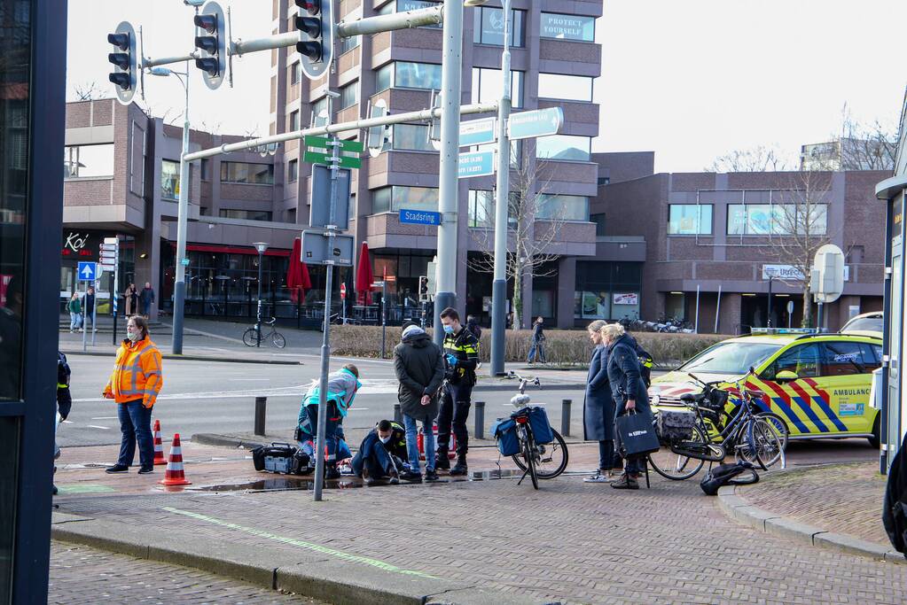 Fietser en scooter botsen tegen elkaar